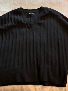 Simply Vera Wang, black ribbed V-neck sweater. Size XXL Cashmere blend. Chic